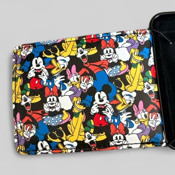 Disney & friends bi- fold wallet Brand new in tin - Picture 3 of 3